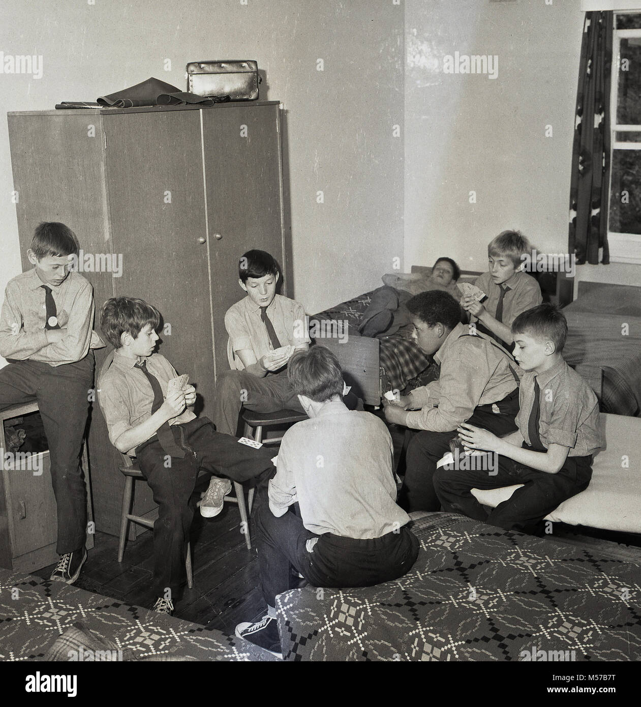 1968, le sud de Londres, Angleterre, RU, historiques, les jeunes garçons dans un internat de l'état cartes à jouer dans un dortoir. Banque D'Images