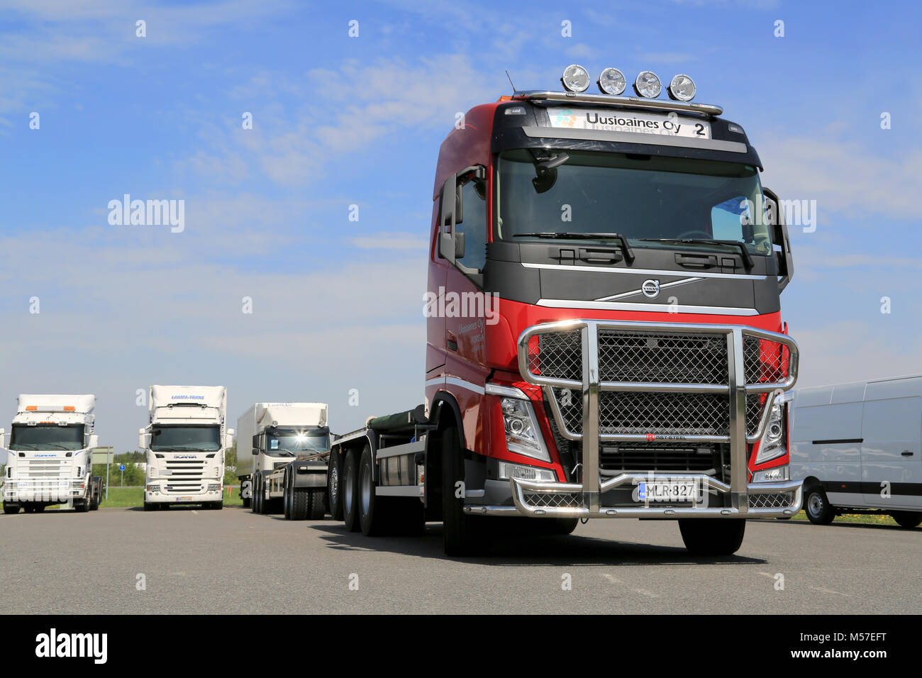 FORSSA, FINLANDE - le 25 mai 2014 : Rouge camion Volvo FH de la société Uusioaines Ltd. Finlands entreprise leader en verre de recyclage est spécialisée dans la colle Banque D'Images