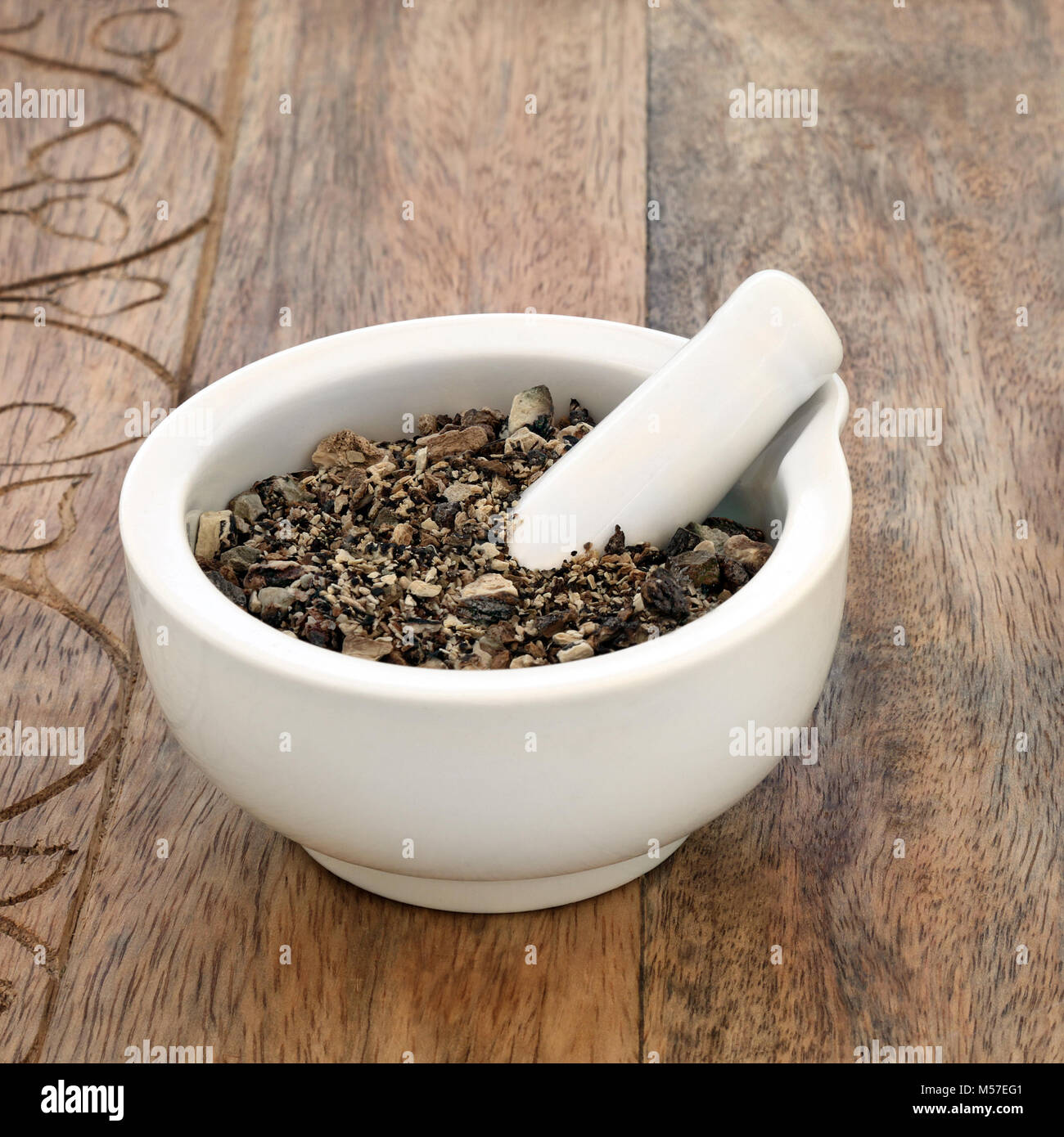 Racine de consoude herbe utilisée dans la médecine de fines herbes chinoise et de remplacement, est utilisé comme un baume et peut traiter des problèmes de peau dans un mortier avec un pilon . Banque D'Images