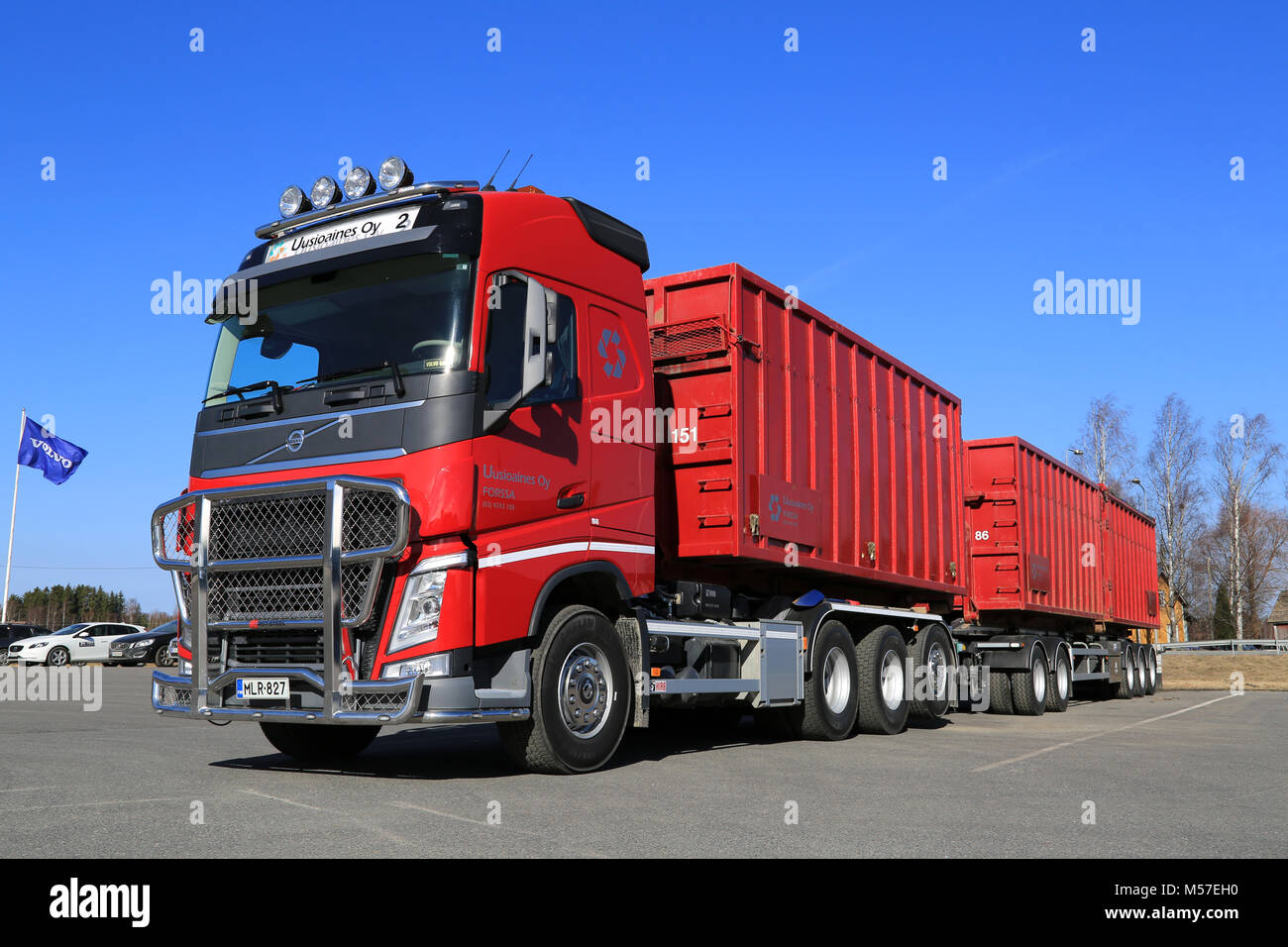 FORSSA, FINLANDE - le 29 mars 2014 : Volvo FH et camions remorques complètes pour la collecte et la livraison du verre recyclé. Uusioaines Ltd est Finlands menant c Banque D'Images