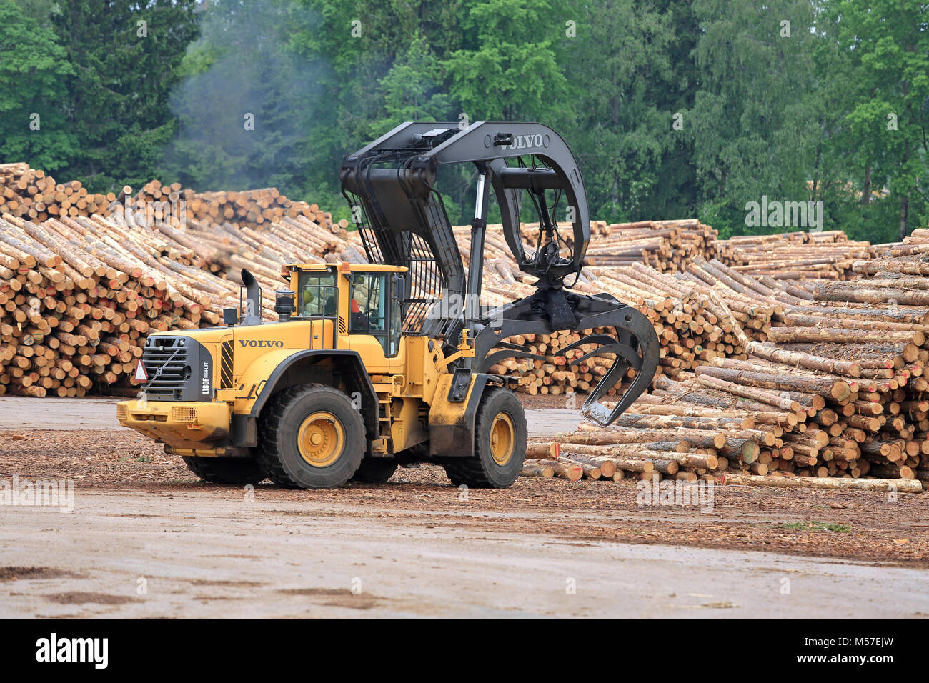 KYRO, FINLANDE - le 7 juin 2014 : Volvo L180F chargeuse à grande levée travaillant au chantier de bois de scierie. Le bras est capable d'atteindre une hauteur de levage de 5,8 Banque D'Images