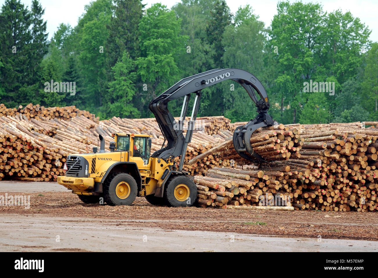 KYRO, FINLANDE - le 7 juin 2014 : Volvo L180F chargeuse à grande levée travaillant au chantier de bois de scierie. Le L180F HL 3,2 m2 dispose d'un grappin, 4- Banque D'Images