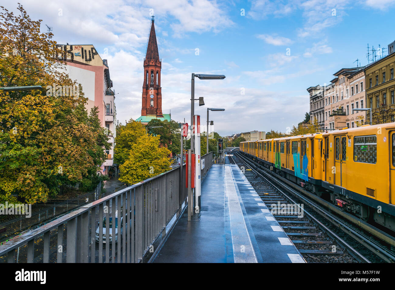 BERLIN - 19 octobre 2016 : Le métro est d'arriver à Gorlitzer Bahnhof à Berlin, Allemagne Banque D'Images