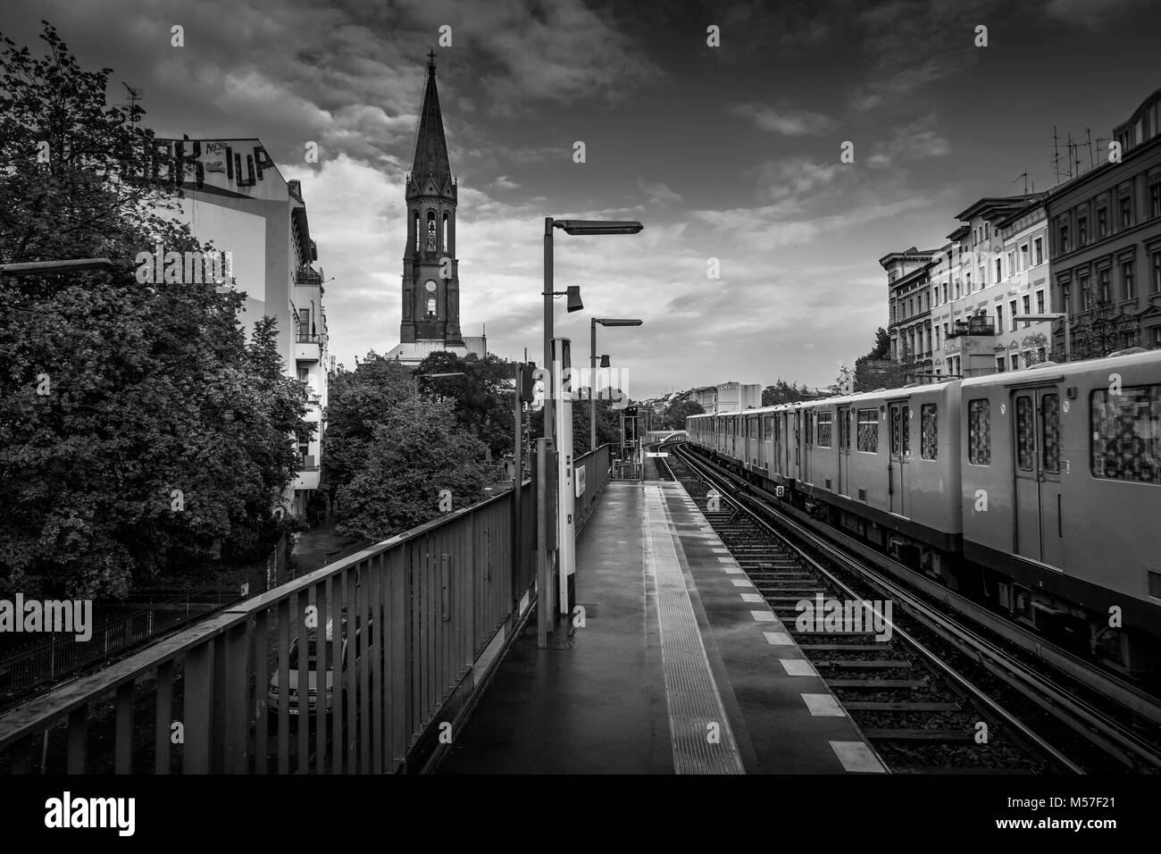 BERLIN - 19 octobre 2016 : Le métro est d'arriver à Gorlitzer Bahnhof à Berlin, Allemagne Banque D'Images