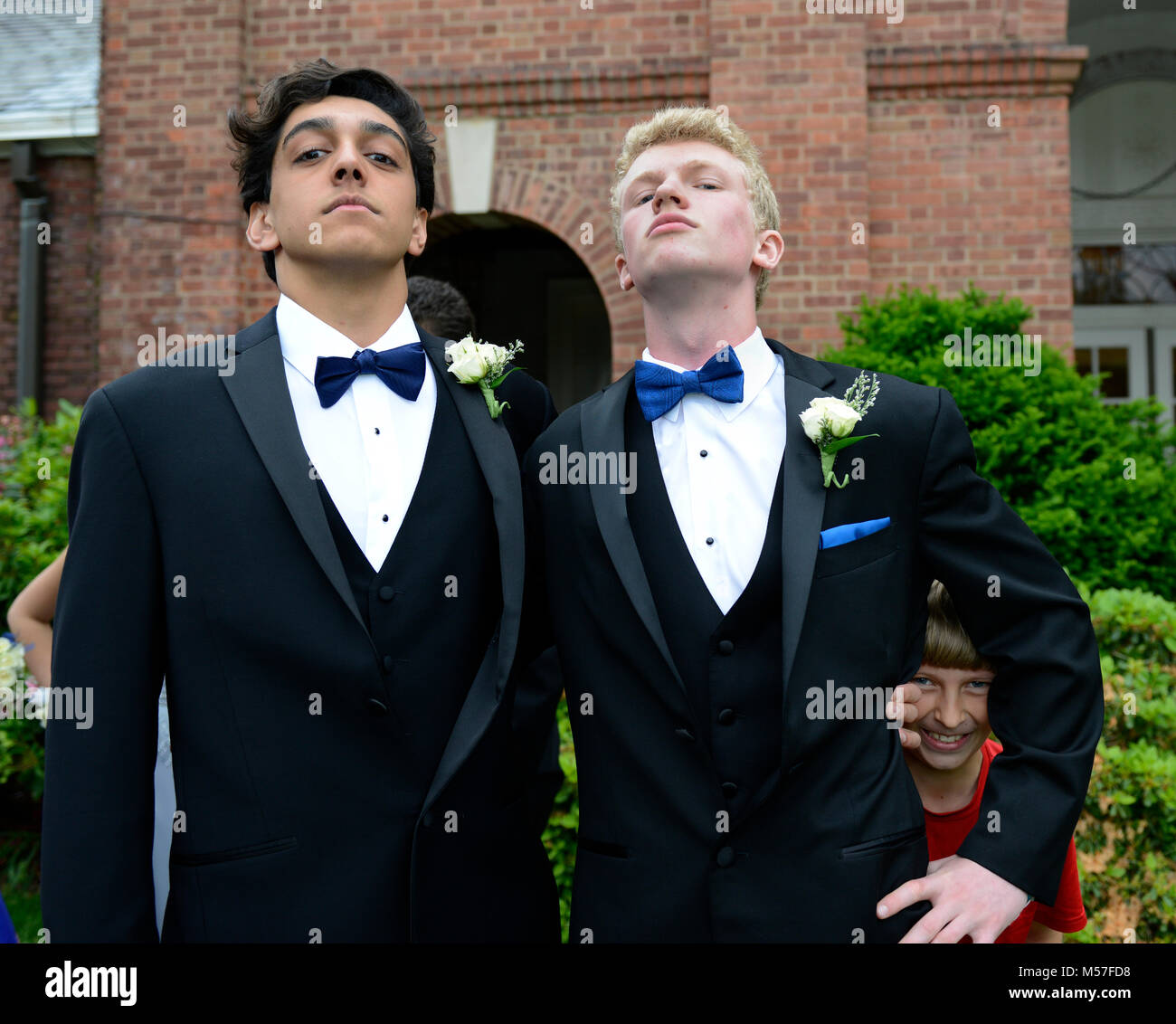 10 ans, petit frère de bombes photo Une photo de son frère junior posant pour une photo avant qu'il se rend à son bal. Banque D'Images