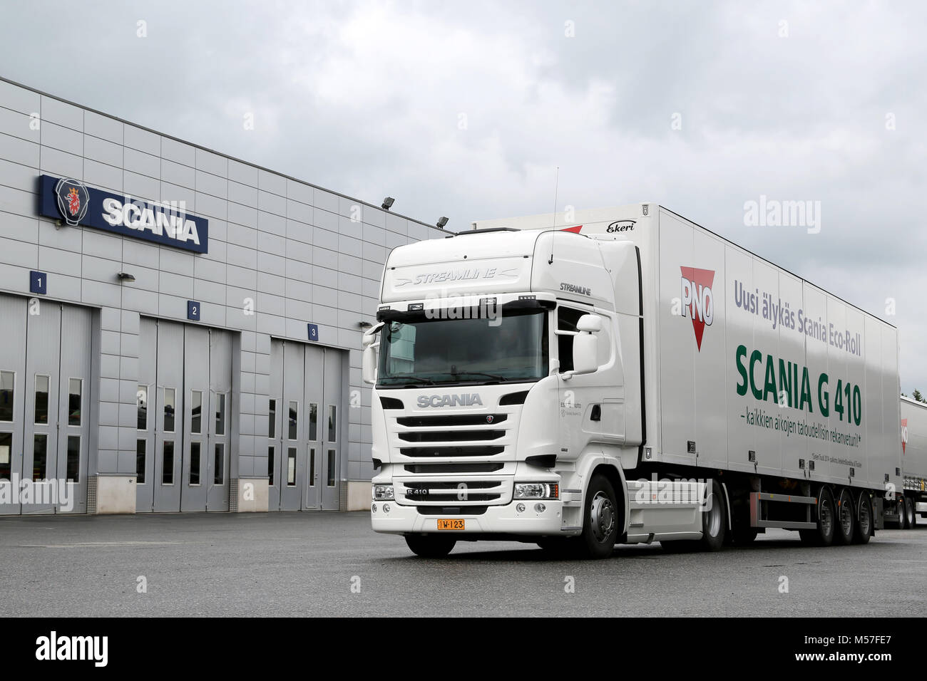 LIETO, FINLANDE - 30 MAI 2014 : Scania R410 camion semi présente dans le cadre de leur nouvelle gamme à Scania Euro 6 V8 Road Show. Banque D'Images
