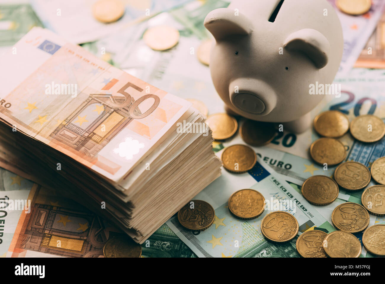Piggy tirelire avec les espèces en euros Banque D'Images