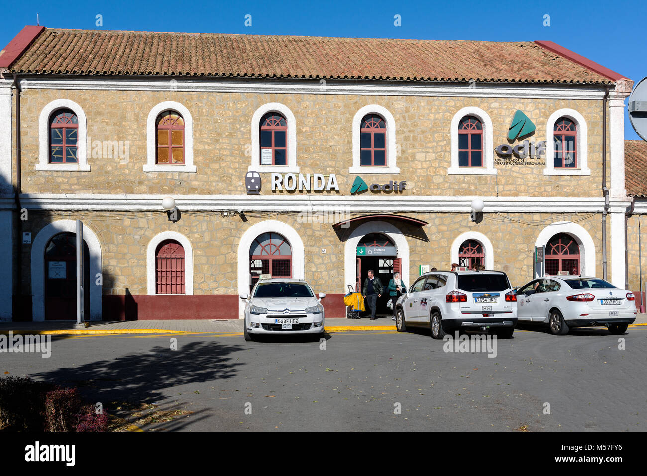 RONDA, ESPAGNE - Décembre 2017 : Construction de la gare avec taxi parking à proximité Banque D'Images