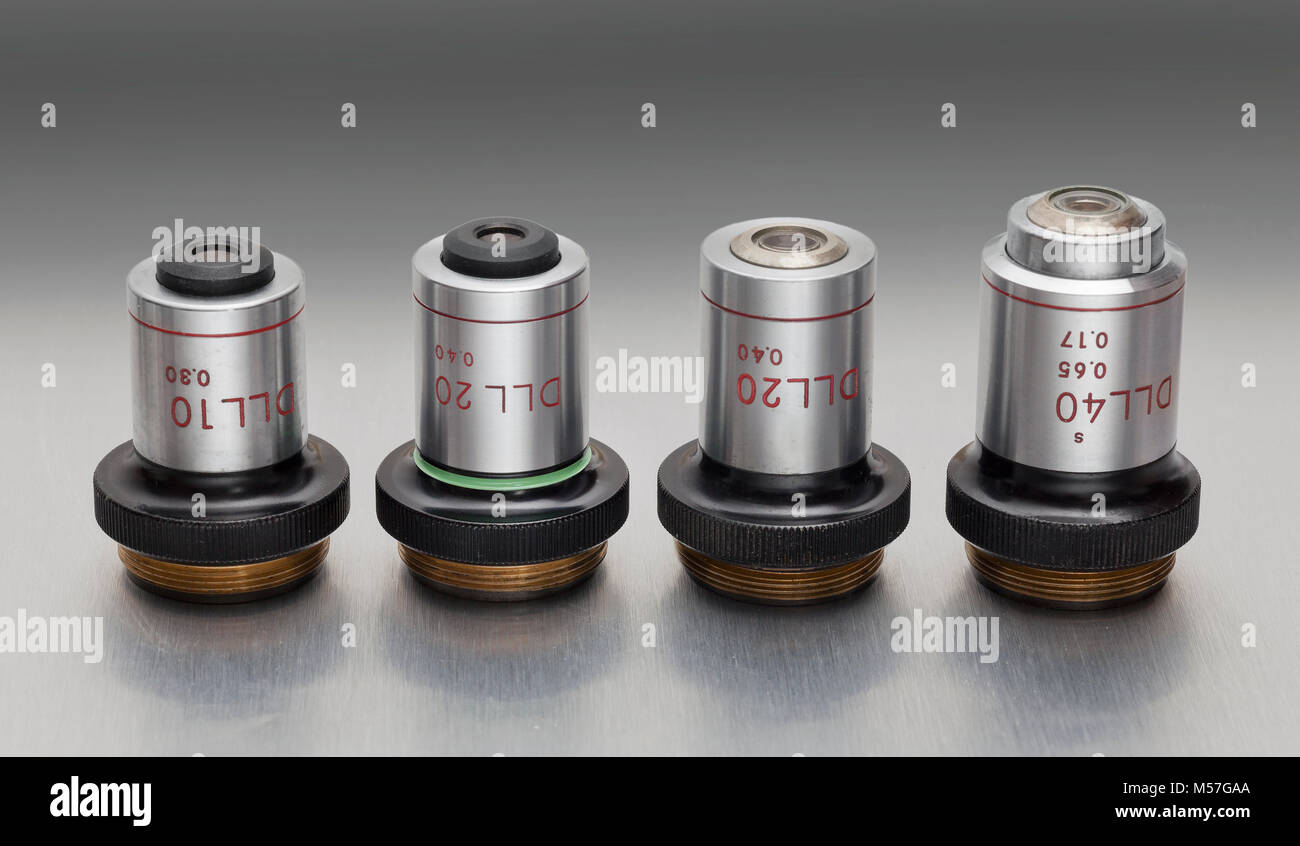 Objectifs de microscope Nikon vintage, type DLL pour éclairage à contraste de phase Banque D'Images