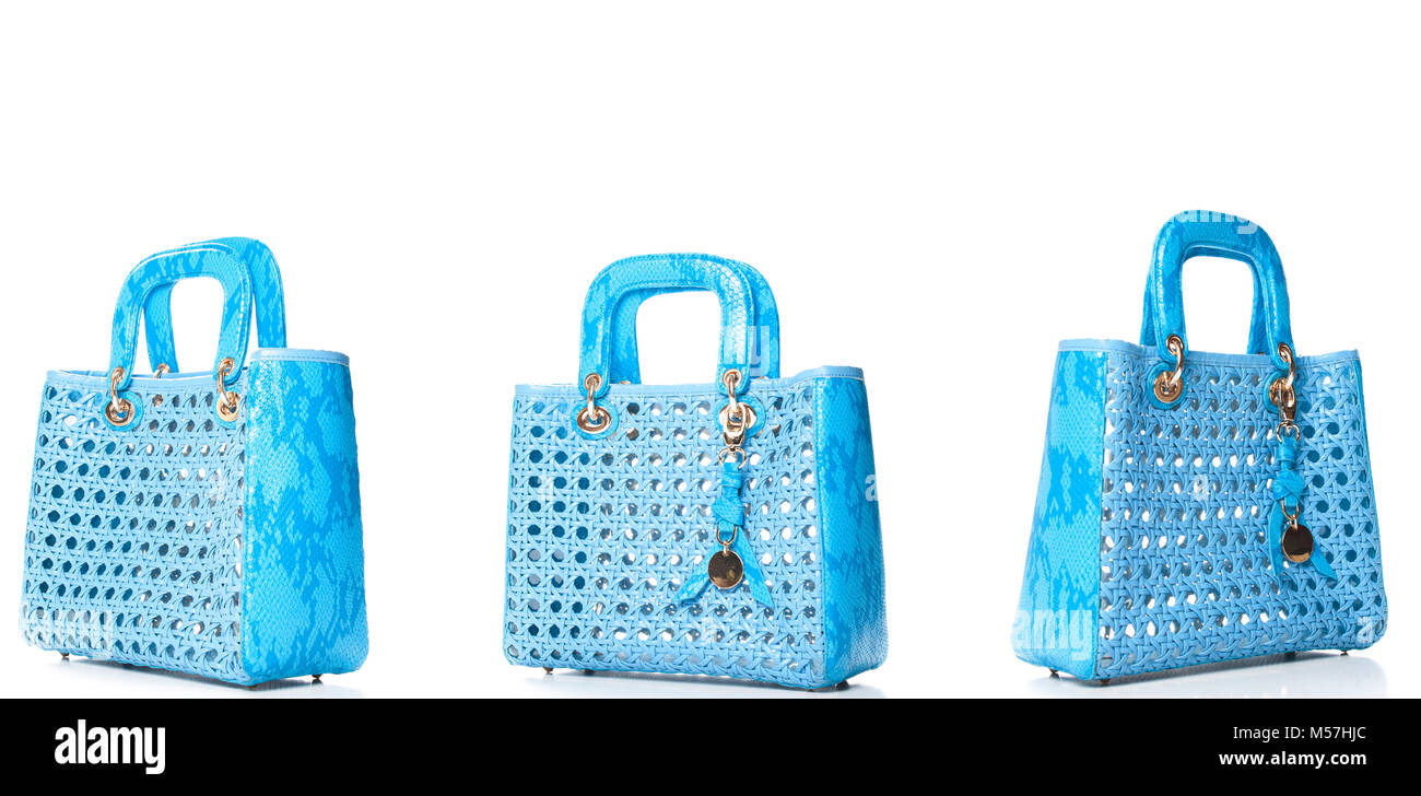 Sac à main de femme en cuir élégante isolé sur fond blanc,sac crocodile cuir,sac femme bleu isolé sur fond blanc. Banque D'Images