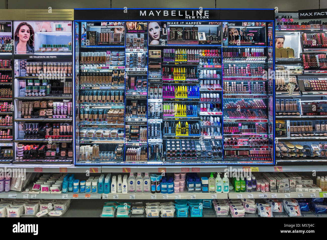 Étagère avec cosmetic articles dans un supermarché, Allemagne Banque D'Images