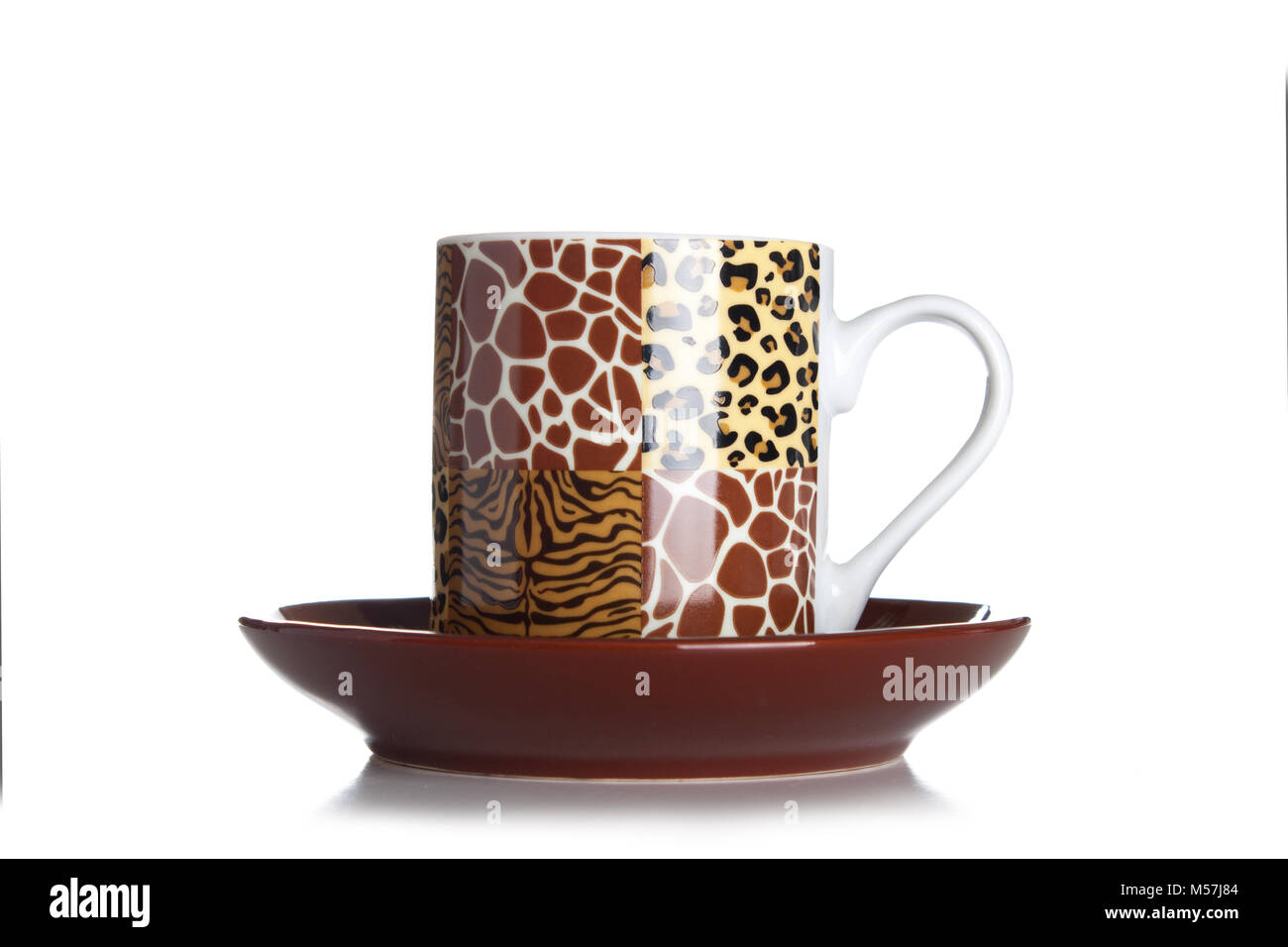 Tasse à café marron sur fond blanc avec impression de tigre. Banque D'Images