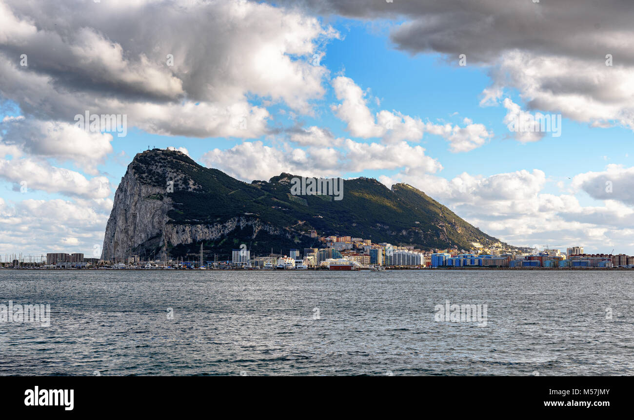 Vue sur le rocher de Gibraltar à partir de la ville espagnole La Linea de la Concepcion. Banque D'Images