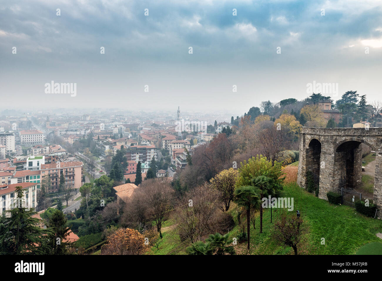 Vue panoramique aérienne sur la ville de Bergame brumeux dans le nord de l'Italie Banque D'Images