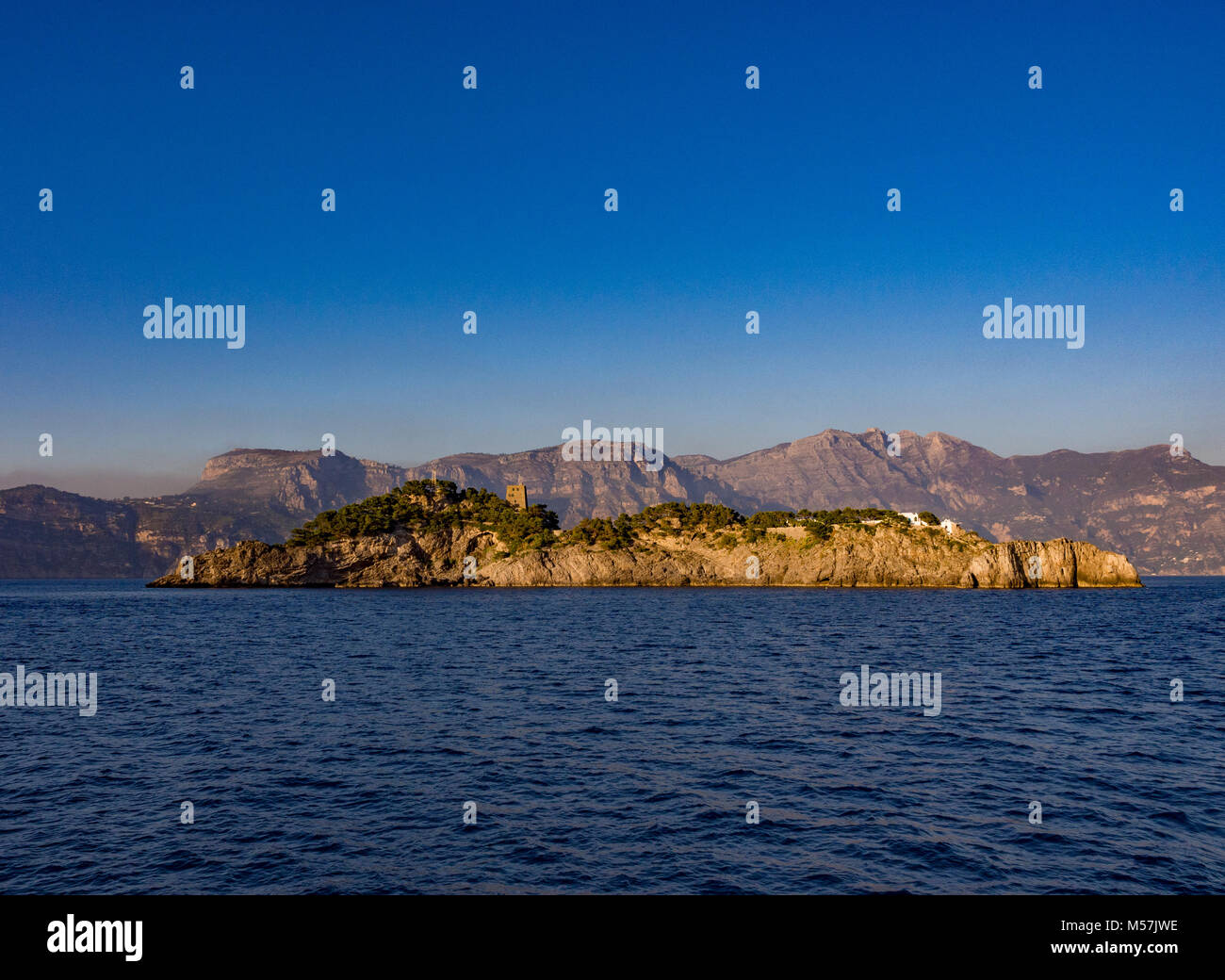 Gallo Lungo, la plus grande des trois îles privées formant l'archipel des îles Li Galli ', Baie de Salerne, la Côte Amalfitaine, en Italie. Banque D'Images