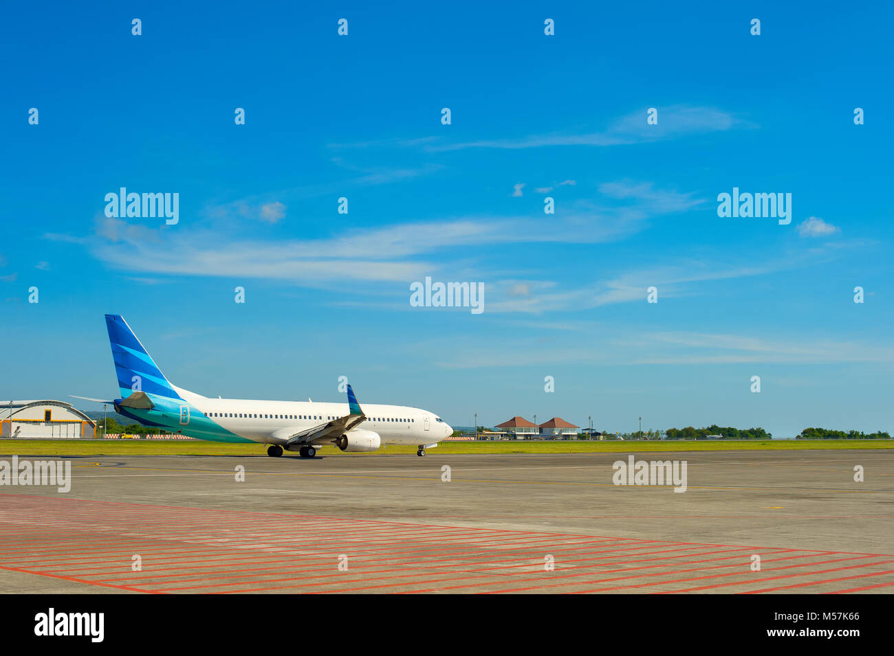 Avion sur une piste pendant le décollage à l'aéroport de l'île de Bali, Indoneisa Banque D'Images