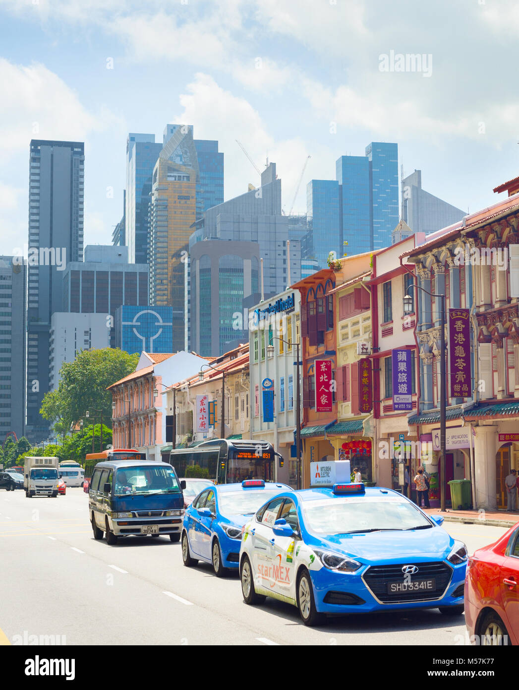 Singapour - 17 févr. 2017 : voitures sur une route de Chinatown à Singapour. Chinatown est une enclave ethnique situé dans le district de Outram dans le centre de l'un Banque D'Images