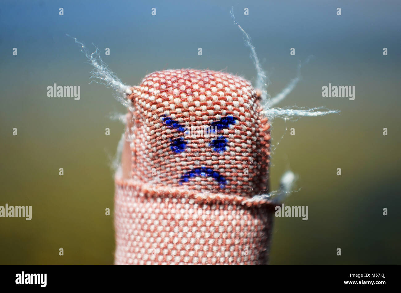 Isolement se sentir en colère. Bandage adhésif en plâtre Banque D'Images