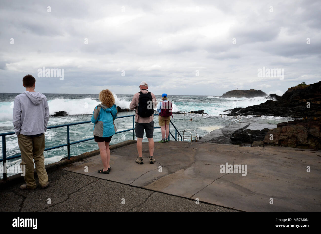 Regarder les gens des mers de l'océan orageux Banque D'Images