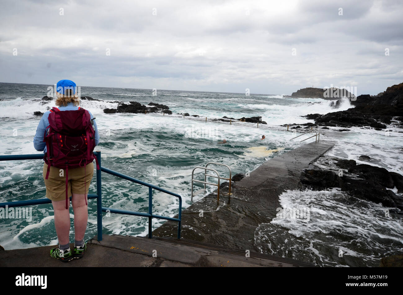 Regarder les gens des mers de l'océan orageux Banque D'Images