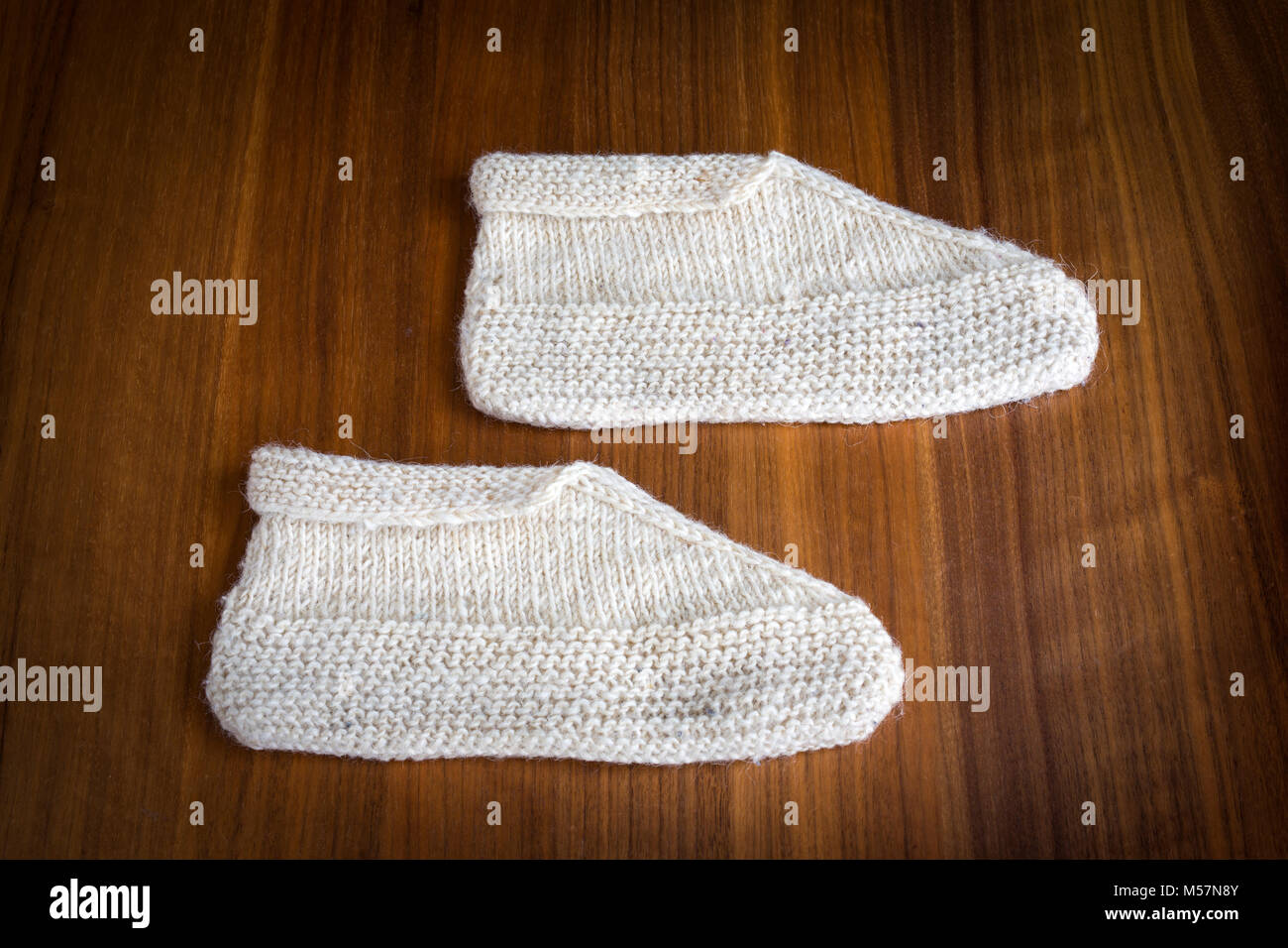 Une production typique de l'artisanat des Balkans : chaussons de laine tricotées à la main. Artisanat des Balkans : chaussons en laine tricotés main. Banque D'Images