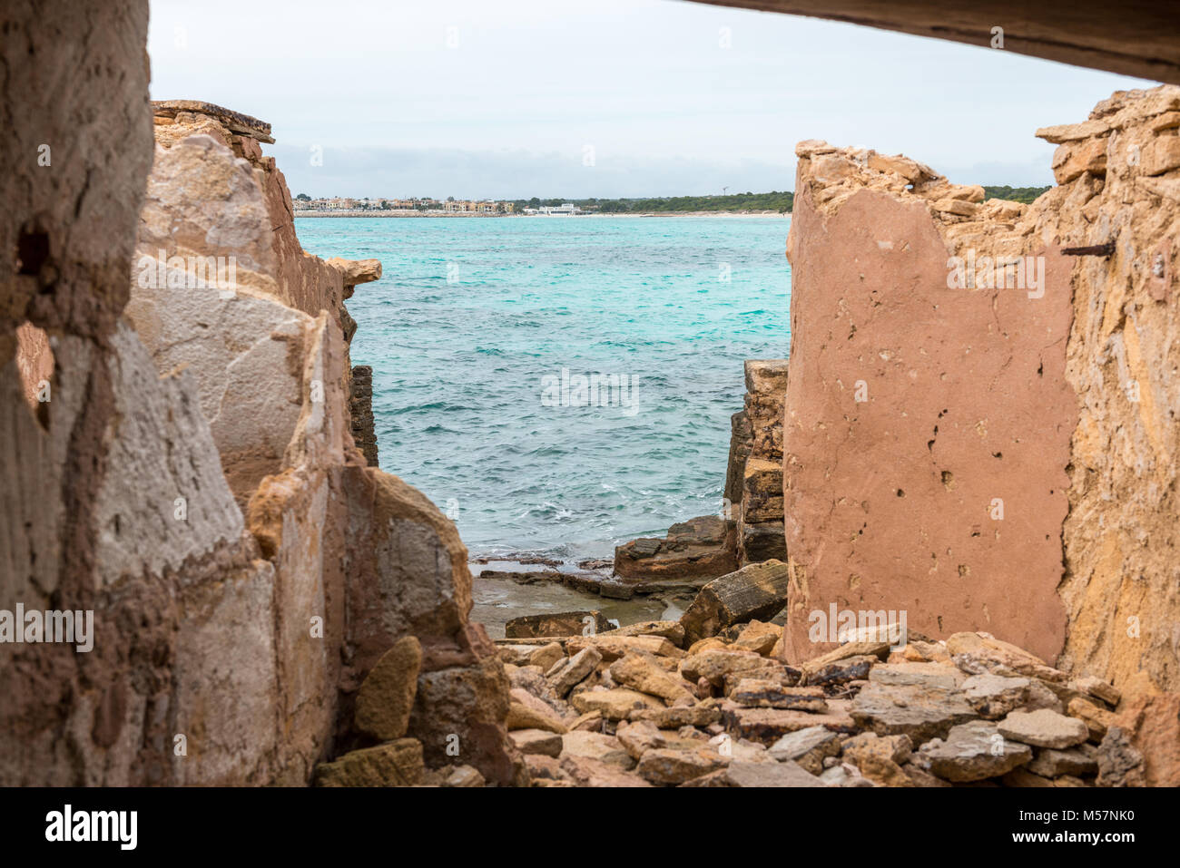 Dégradée et bâtiment abandonné sur les rives de la Méditerranée près de plage d'Es Trenc, sur l'île de Majorque, Espagne. Banque D'Images