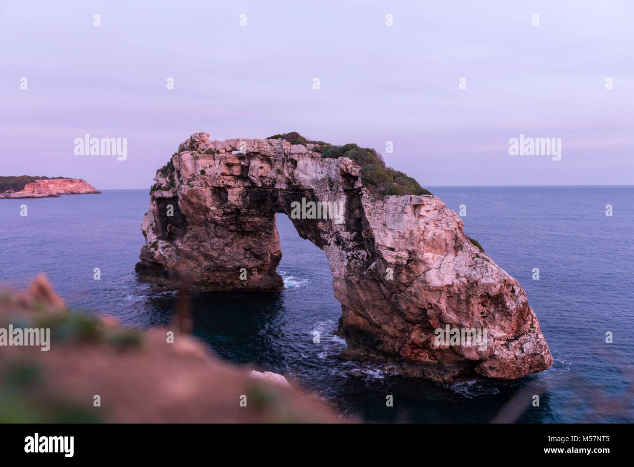 Arch Rock formation en forme dans l'eau de mer mediterranoe dans Cala Llombards à Mallorca, Espagne. Banque D'Images