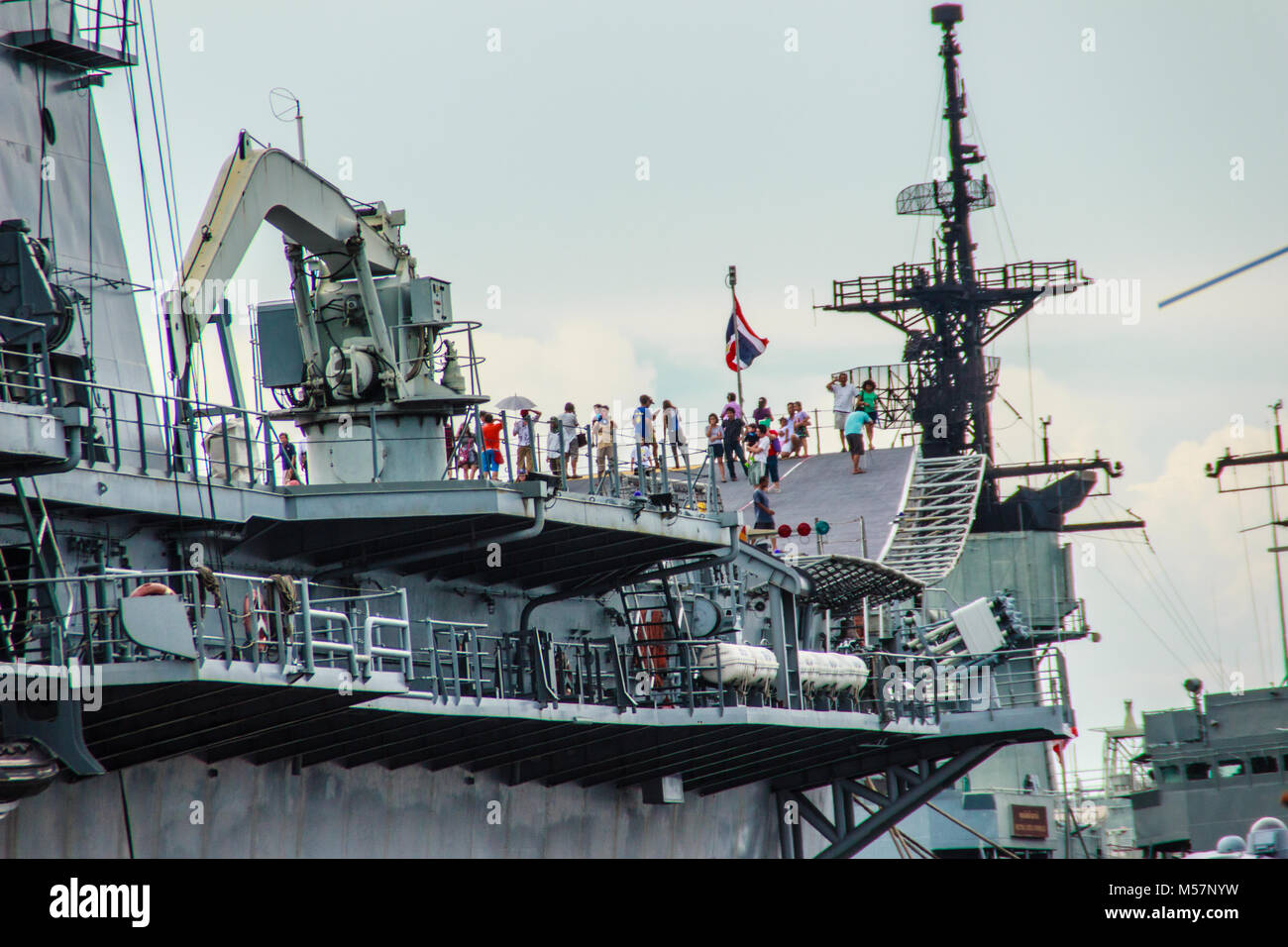 Sattahip, Chonburi, Thaïlande - Mai 3, 2015 : HTMS Chakri Naruebet porte-avions a été montré pour les Thaïlandais et touristiques à visiter au bas de la Marine Sattahip Banque D'Images