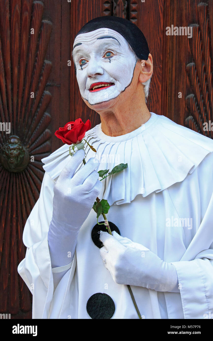 Un artiste mime tenant une rose durant le Carnaval de Venise (Carnevale di Venezia) à Venise, Italie Banque D'Images