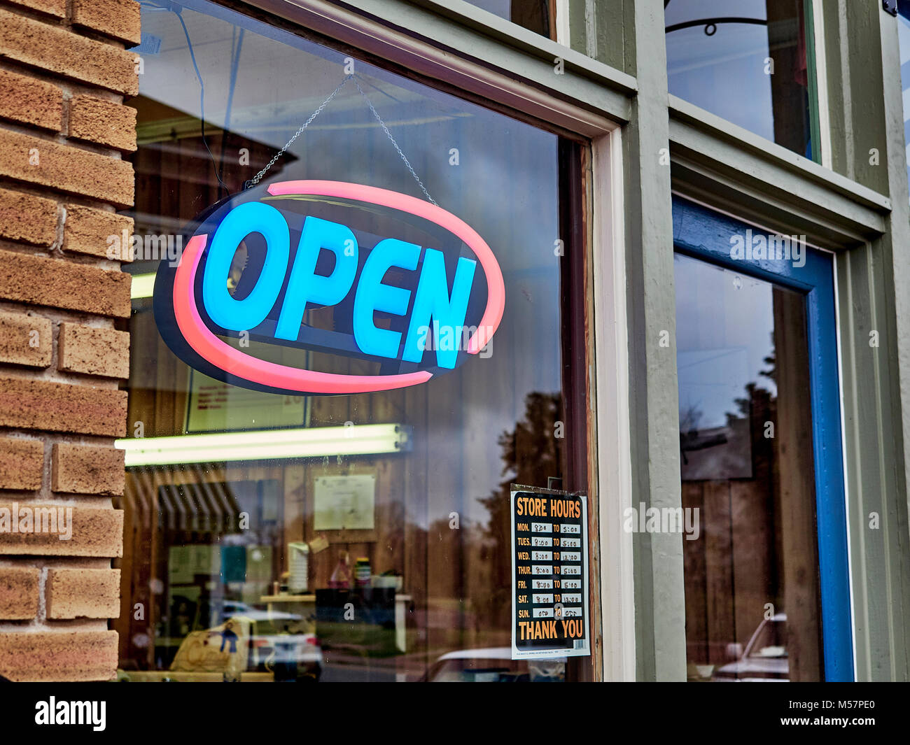 Rouge et bleu moderne entreprise électrique open sign dans une vitrine la petite ville de Prattville, Alabama, USA. Banque D'Images