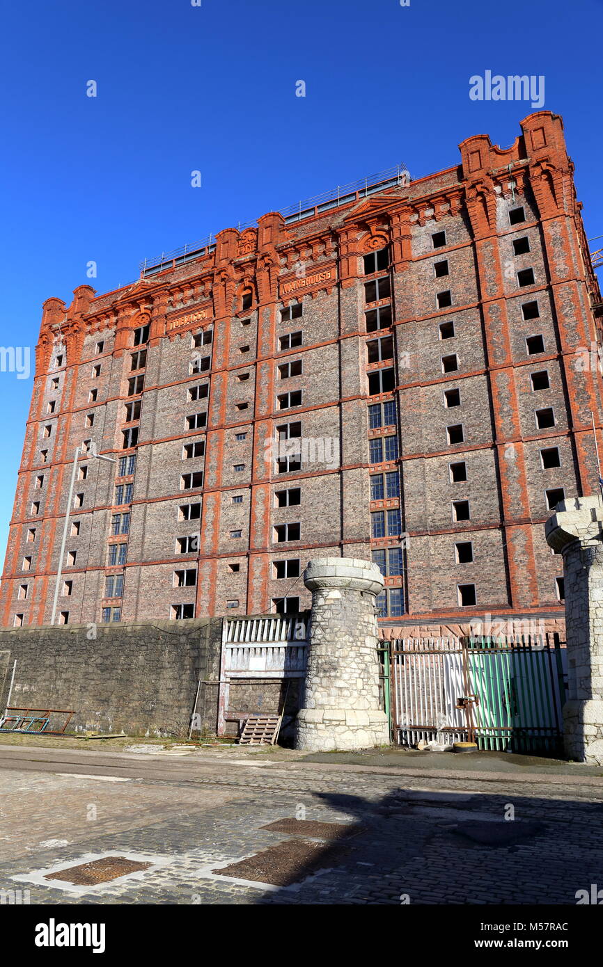 19e siècle l'abandon énorme entrepôt construit en brique à Liverpool docklands. Banque D'Images