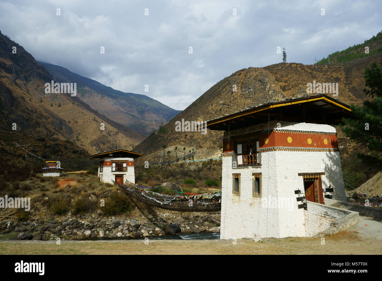 La chaîne de fer historique pont à travers la rivière Paro, Bhoutan Banque D'Images