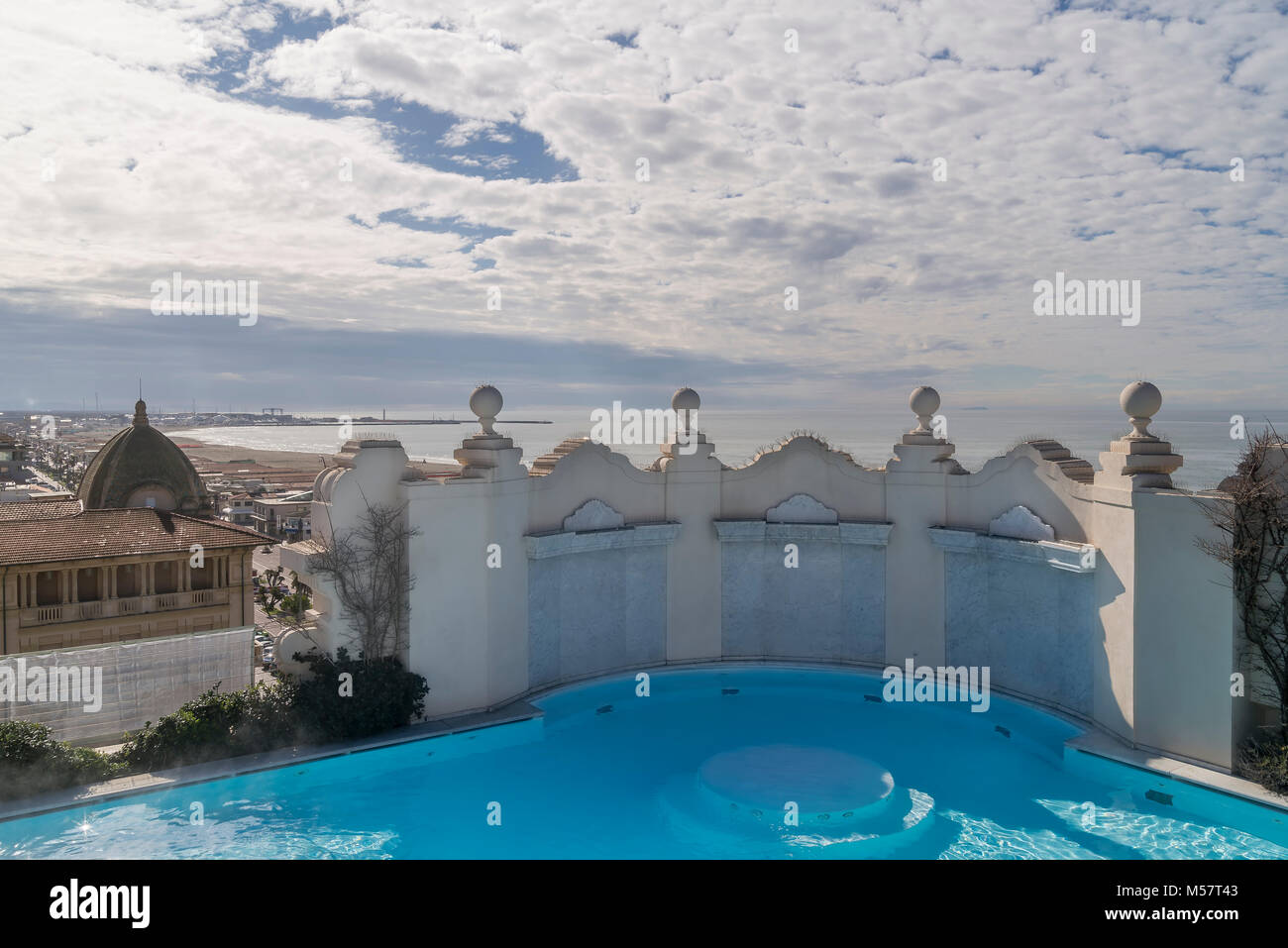 Piscine sur le toit, Viareggio, Lucques, Toscane, Italie Banque D'Images