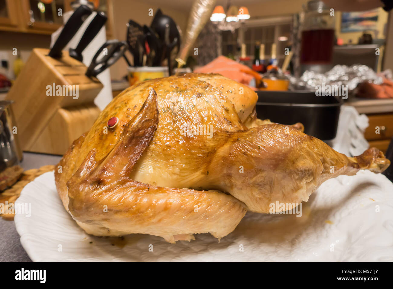 Table de dîner de Thanksgiving avec la Turquie et des salades Banque D'Images