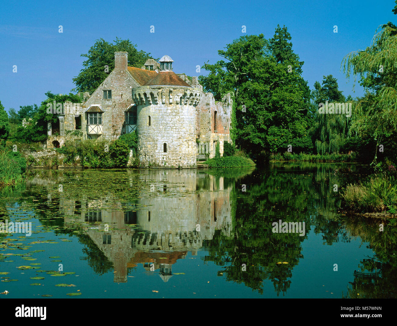 Scotney vieux château, construit au 14ème siècle et reste comme une fonction dans l'enceinte du 19e siècle un nouveau château, près de Lamberhurst Scotney, Kent Banque D'Images