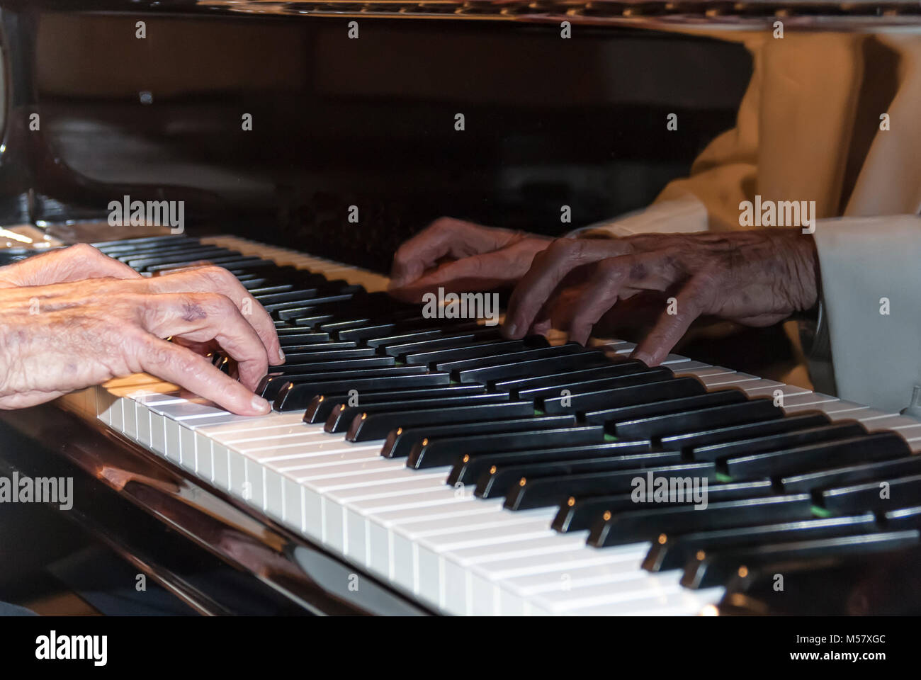 Mains d'un ancien joueur de jouer le piano les touches d'ivoire Banque D'Images