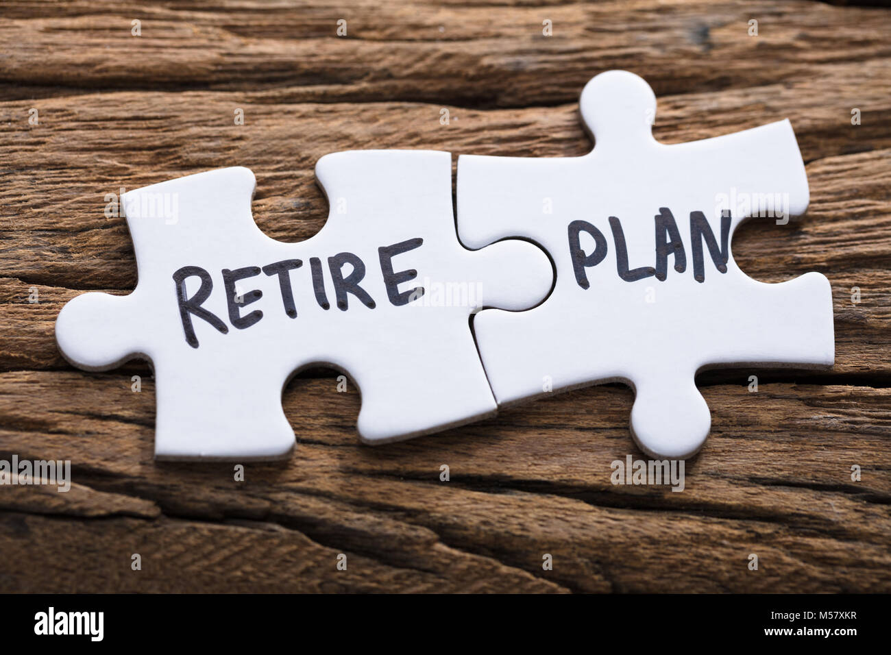 Gros plan du plan retraite connecté pièces jigsaw sur bois Banque D'Images