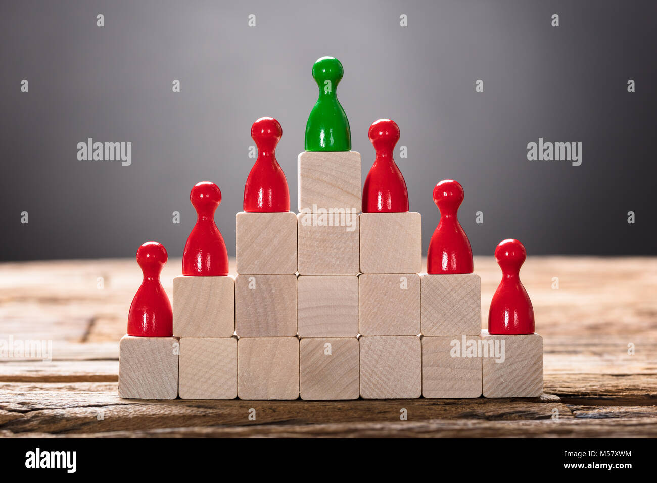 Libre de vert et pion rouge figurines disposées sur des blocs en bois Banque D'Images