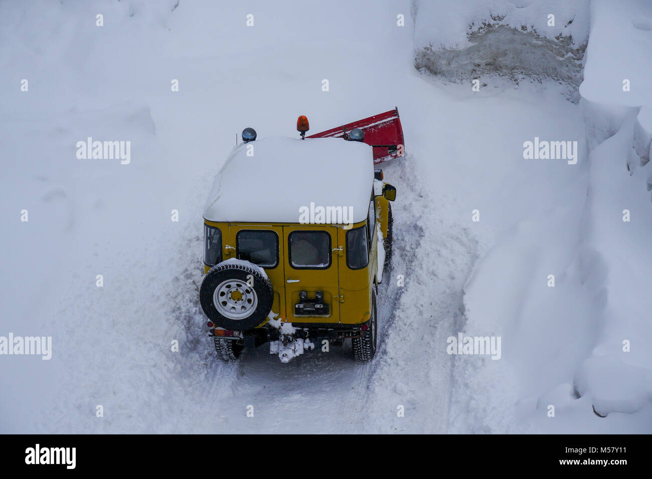 Une Toyota Land Cruiser équipés de snow-plough nettoie une route couverte de neige fraîche, Arolla, Val d'Herens, Valais, Suisse Banque D'Images