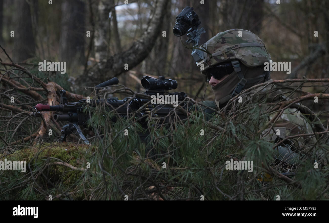 Un soldat américain affecté à la Troupe de fer, 3e Escadron, 2e régiment de cavalerie, tire sur la sécurité tout en participant à l'exercice de formation de multinationales à Puma une gamme près de la zone d'entraînement Bemowo Piskie, Pologne, le 19 février, 2018. Ces soldats font partie de l'unique, composé de groupe de combat multinationales des États-Unis, du Royaume-Uni, de la Croatie et de soldats roumains qui servent avec la 15e Brigade mécanisée polonaise comme une force de dissuasion dans le nord-est de la Pologne à l'appui de l'OTAN vers l'amélioration de la présence. (U.S. Photo de l'armée par la CPS. Andrew McNeil/ Mobile 22e Détachement des affaires publiques) Banque D'Images