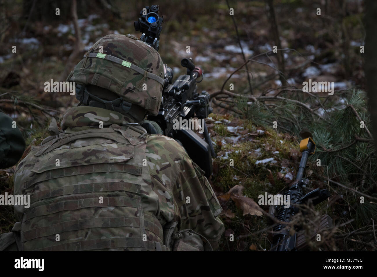 Un soldat américain affecté à la Troupe de fer, 3e Escadron, 2e régiment de cavalerie, tire sur la sécurité tout en participant à l'exercice de formation de multinationales à Puma une gamme près de la zone d'entraînement Bemowo Piskie, Pologne, le 19 février, 2018. Ces soldats font partie de l'unique, composé de groupe de combat multinationales des États-Unis, du Royaume-Uni, de la Croatie et de soldats roumains qui servent avec la 15e Brigade mécanisée polonaise comme une force de dissuasion dans le nord-est de la Pologne à l'appui de l'OTAN vers l'amélioration de la présence. (U.S. Photo de l'armée par la CPS. Andrew McNeil/ Mobile 22e Détachement des affaires publiques) Banque D'Images