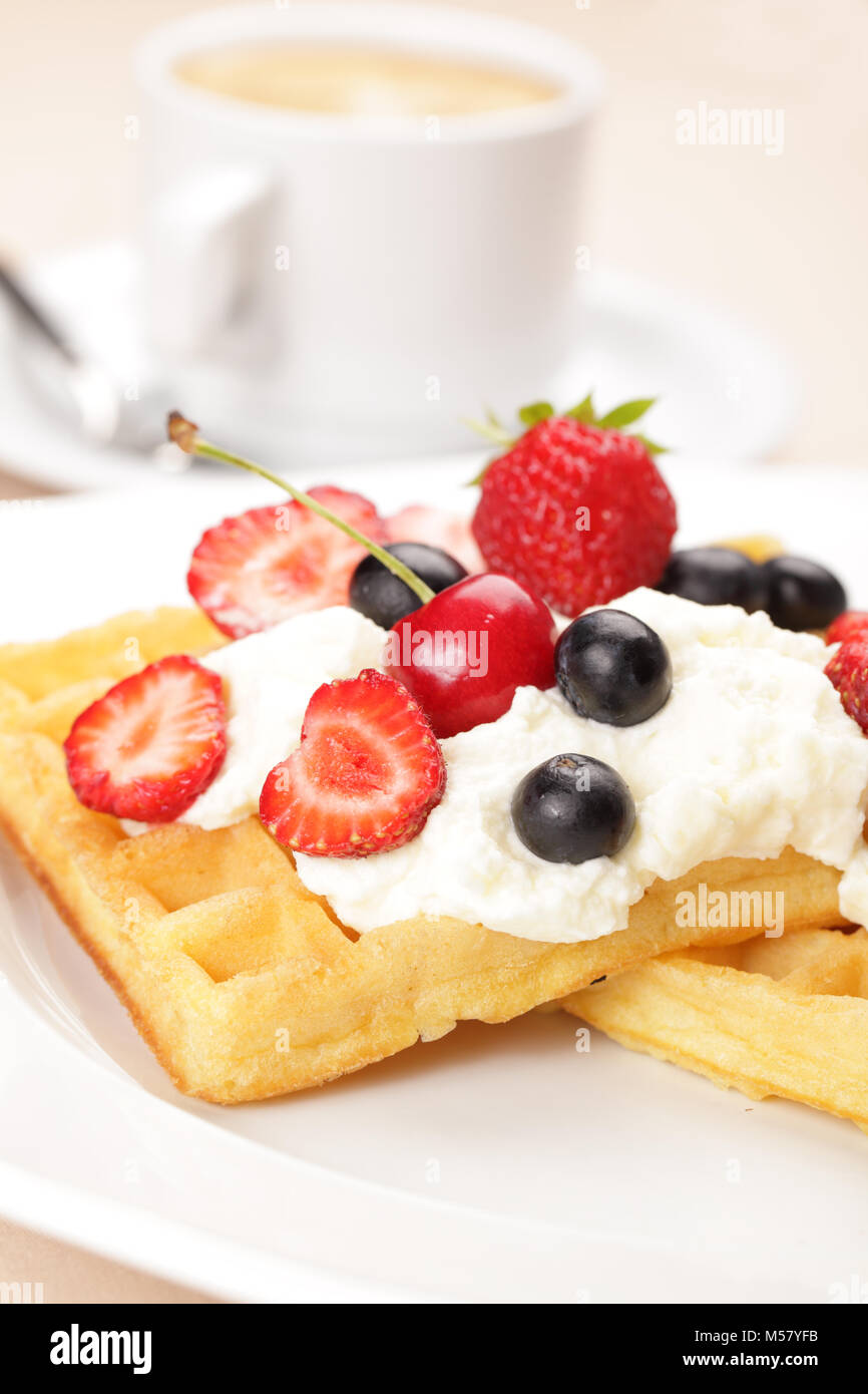 Gaufres Belges avec de la crème chantilly, fraise, cerise et myrtille Banque D'Images