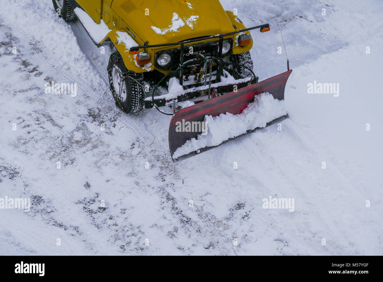 Une Toyota Land Cruiser équipés de snow-plough nettoie une route couverte de neige fraîche, Arolla, Val d'Herens, Valais, Suisse Banque D'Images