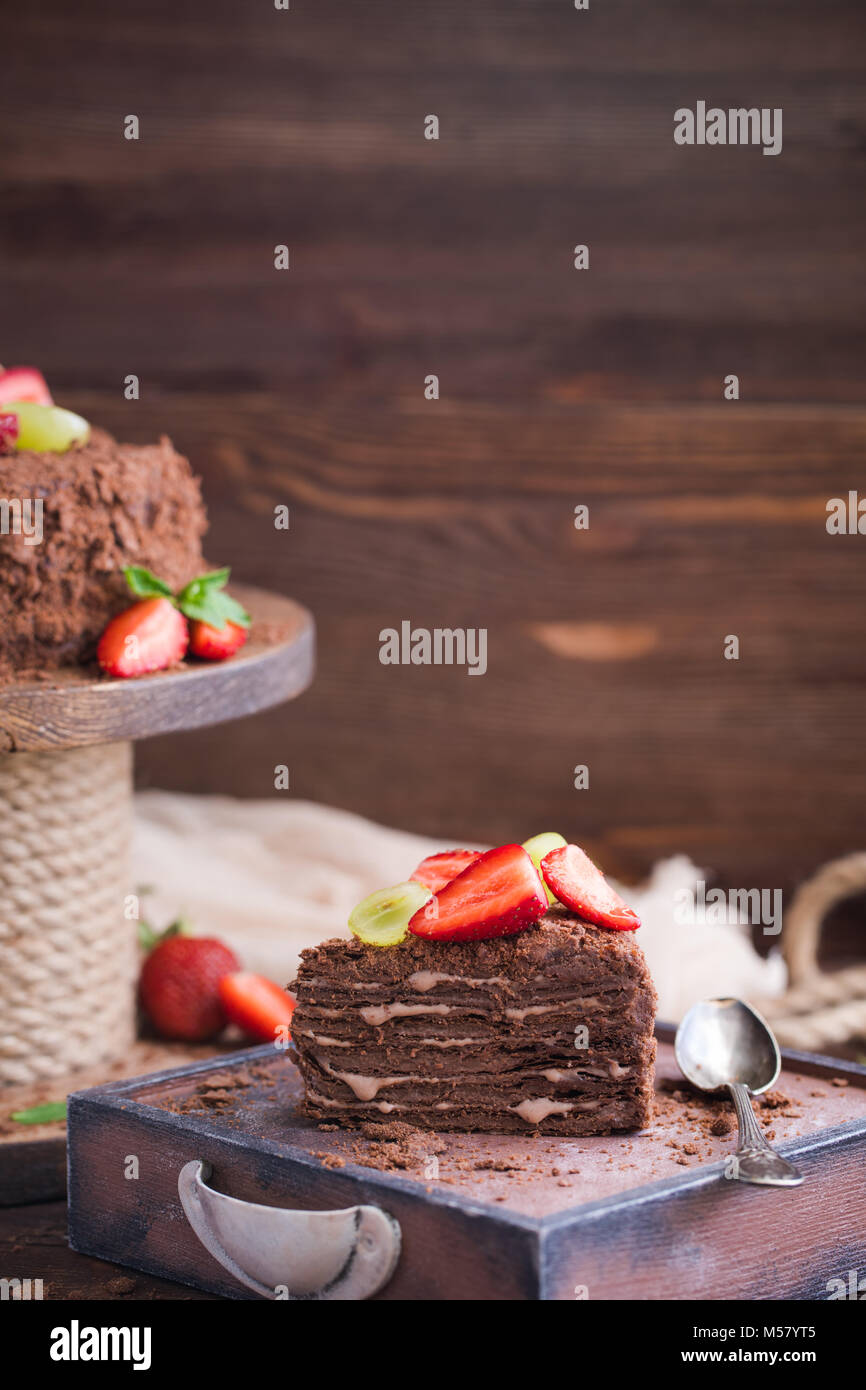 Gateau Au Chocolat Russe Napoleon Aux Fraises Sur Le Fond De Bois Photo Stock Alamy