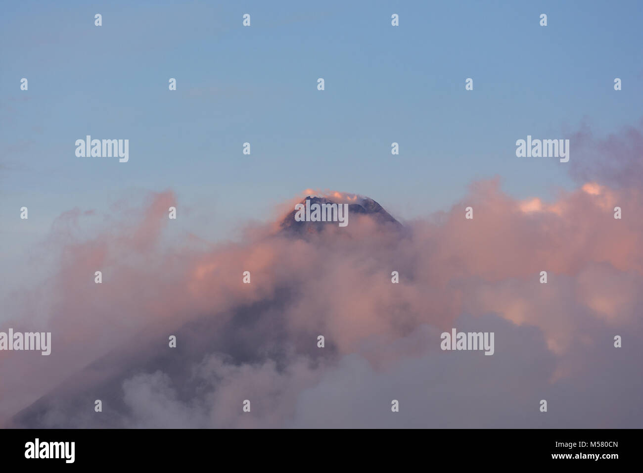 La pointe et créateur de Mayon Mt sur l'île de Luzon, aux Philippines, entouré par les nuages et par le soleil du matin. Banque D'Images