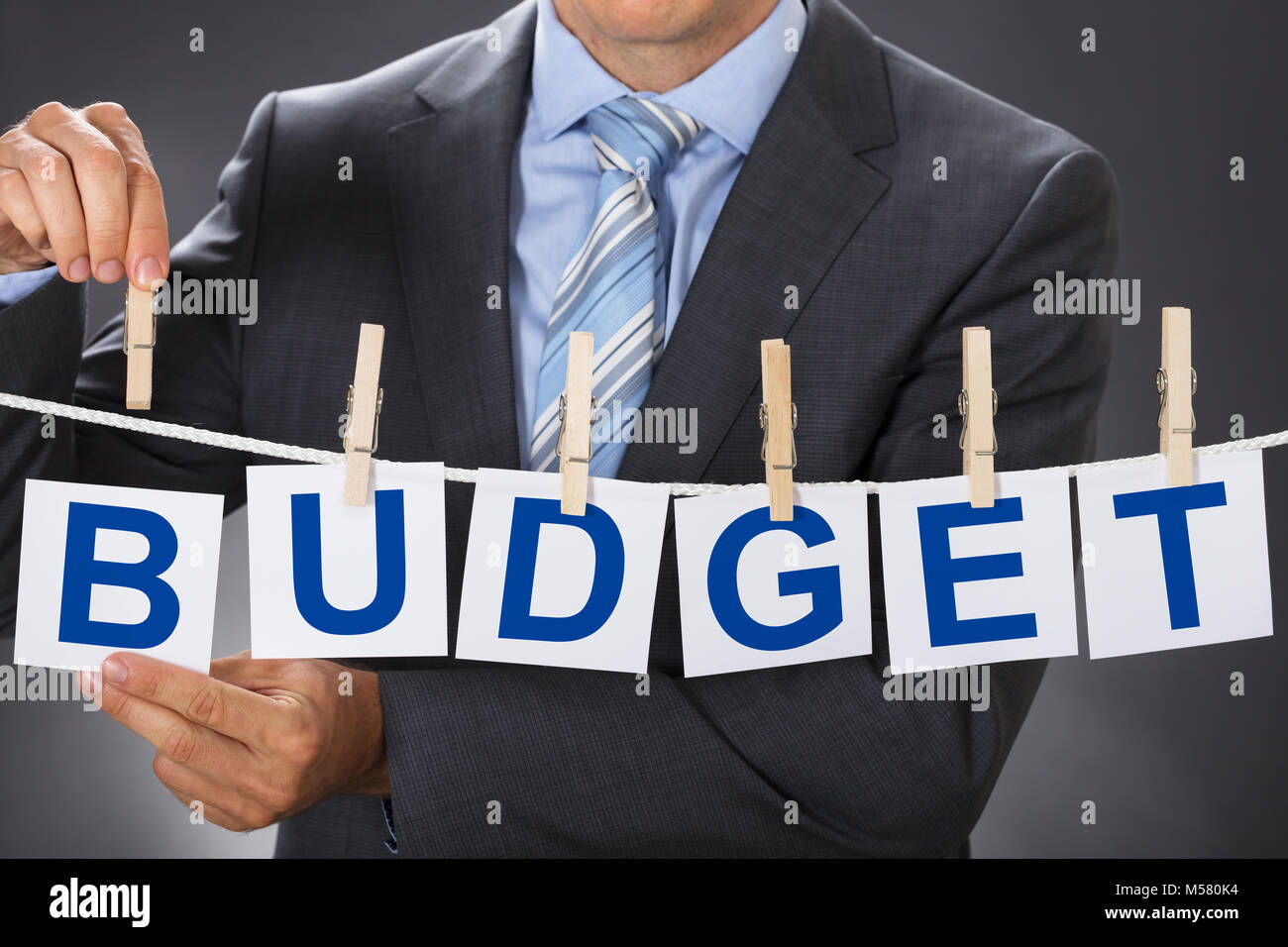 Portrait of businessman Gros plan BUDGET cartes sur corde à l'épinglage Banque D'Images