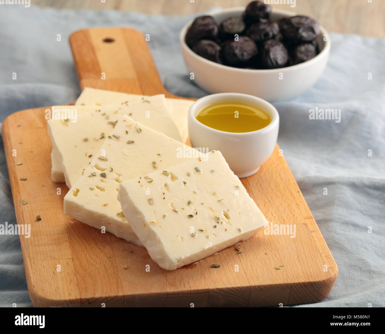Tranches de fromage feta, olives noires et huile d'olive Banque D'Images