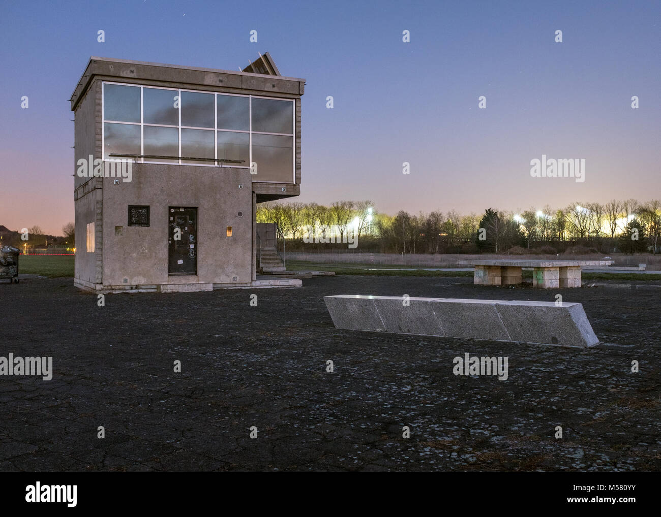 Bâtiment de la Skatepark Vogelfreiheit dans le parc de Berlin Tempelhofer Feld. Banque D'Images