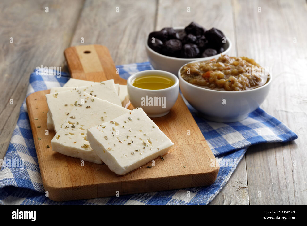 Tranches de fromage feta, olives, huile d'olive, et Melitzanosalata Banque D'Images