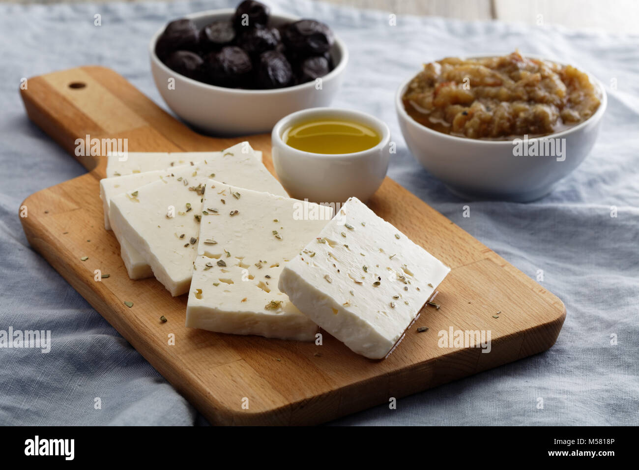 Tranches de fromage feta, olives, huile d'olive, et Melitzanosalata Banque D'Images